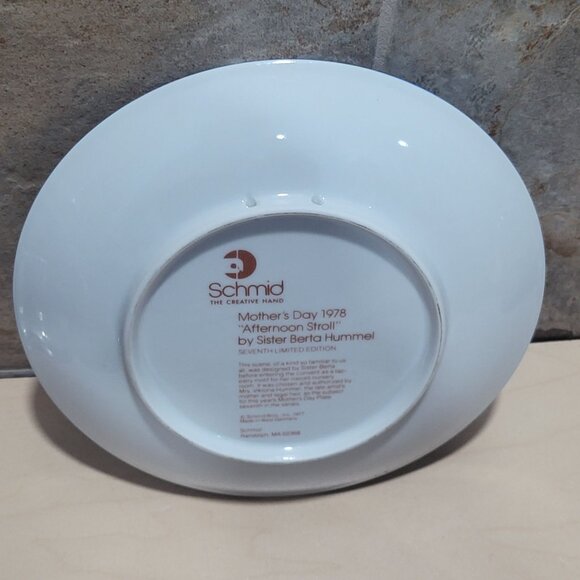 Schmid Hummel Mother's Day 1978 Afternoon Stroll Decorative Wall Hanging Plate - Picture 11 of 11